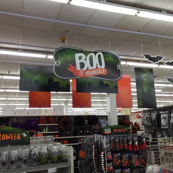 Michaels Arts & Crafts Store in North Riverside