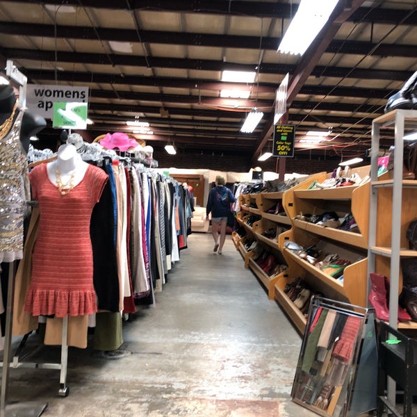 Photos à LostnFound Youth Thrift Store Boutique d'occasions/vintage