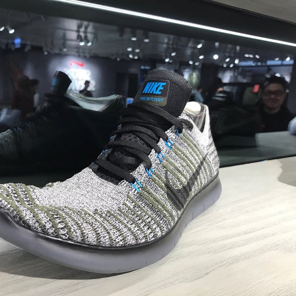 nike kicks lounge online