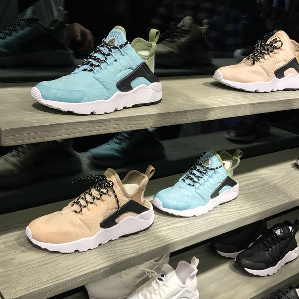 nike kicks lounge online
