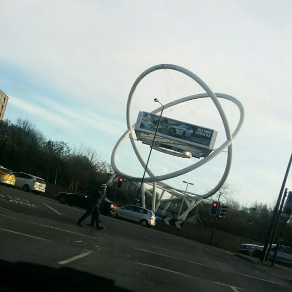 Wandsworth Bridge Roundabout Pedestrian Plaza in Wandsworth