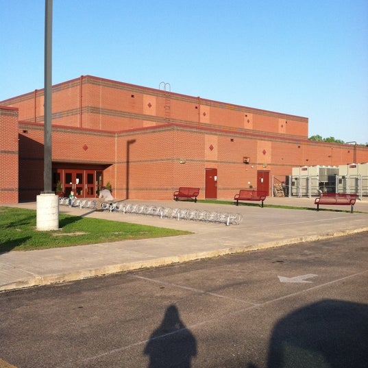 Lakewood Middle School - Middle School in Salina