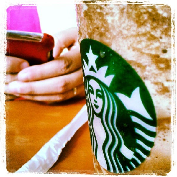 Foto tomada en Starbucks  por Ivan Alonso L. el 8/11/2012