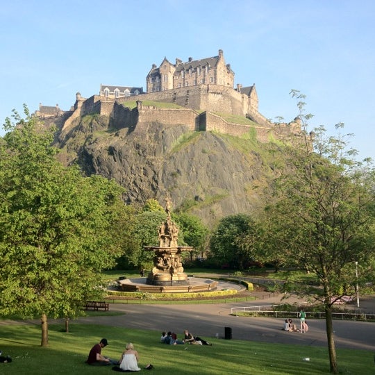 West Princes Street Gardens - Edinburgh Castle - Princes St