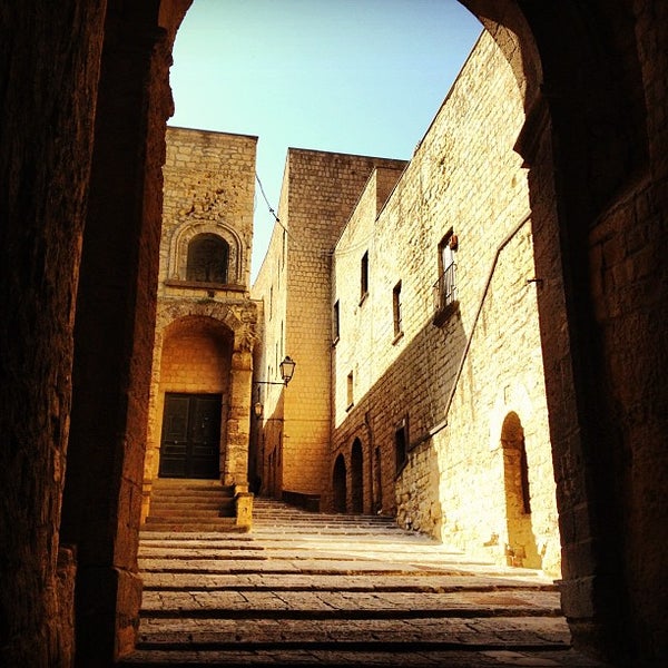 Where's Good? Holiday and vacation recommendations for Naples, Italy. What's good to see, when's good to go and how's best to get there.