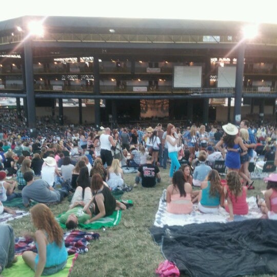 lawn chairs at hollywood casino amphitheater