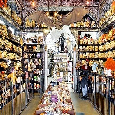 Hollywood Toys & Costumes