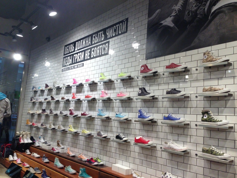 авиапарк конверсы. магазин converse. магазин converse. конверсы в атриуме. магазин кроссовок.