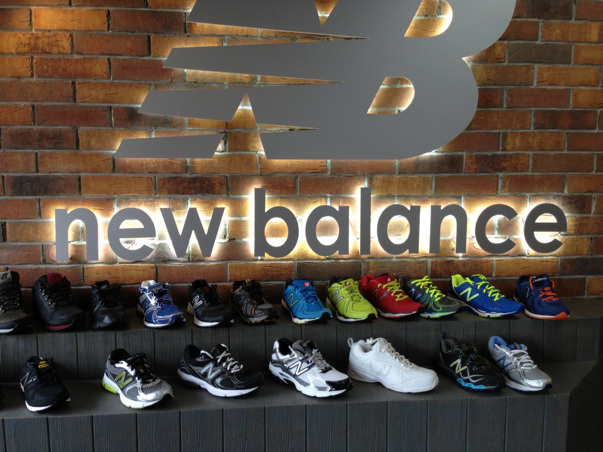 New balance shopping. Реклама магазина кроссовок. Кроссовки магазин. New Balance. New Balance магазин.