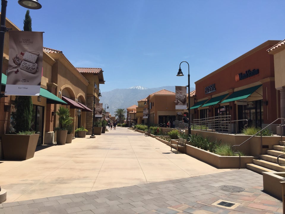 Desert Hills Premium Outlet Shopping Mall, Cabazon, California